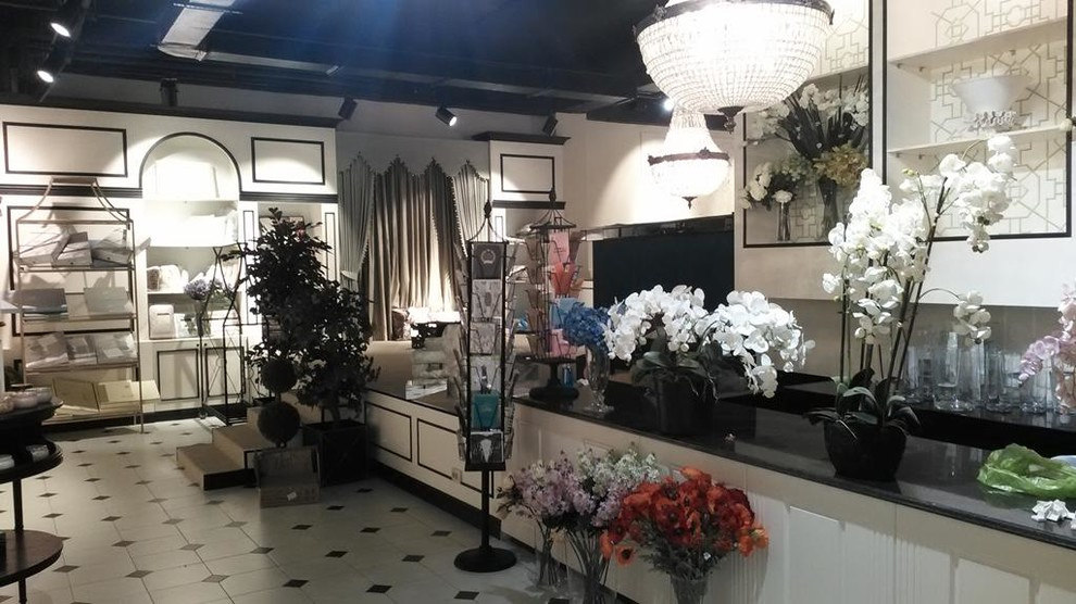Магазин "Шипы и Розы" в Торговом центре "Табрис" на ул. Кубанская Набережная. 25
