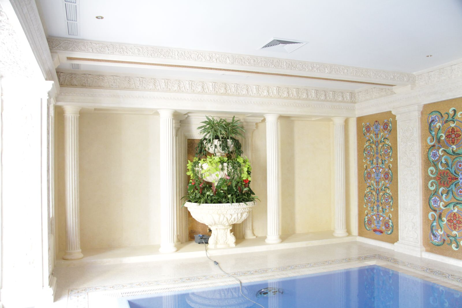 Бассейн в классическом стиле