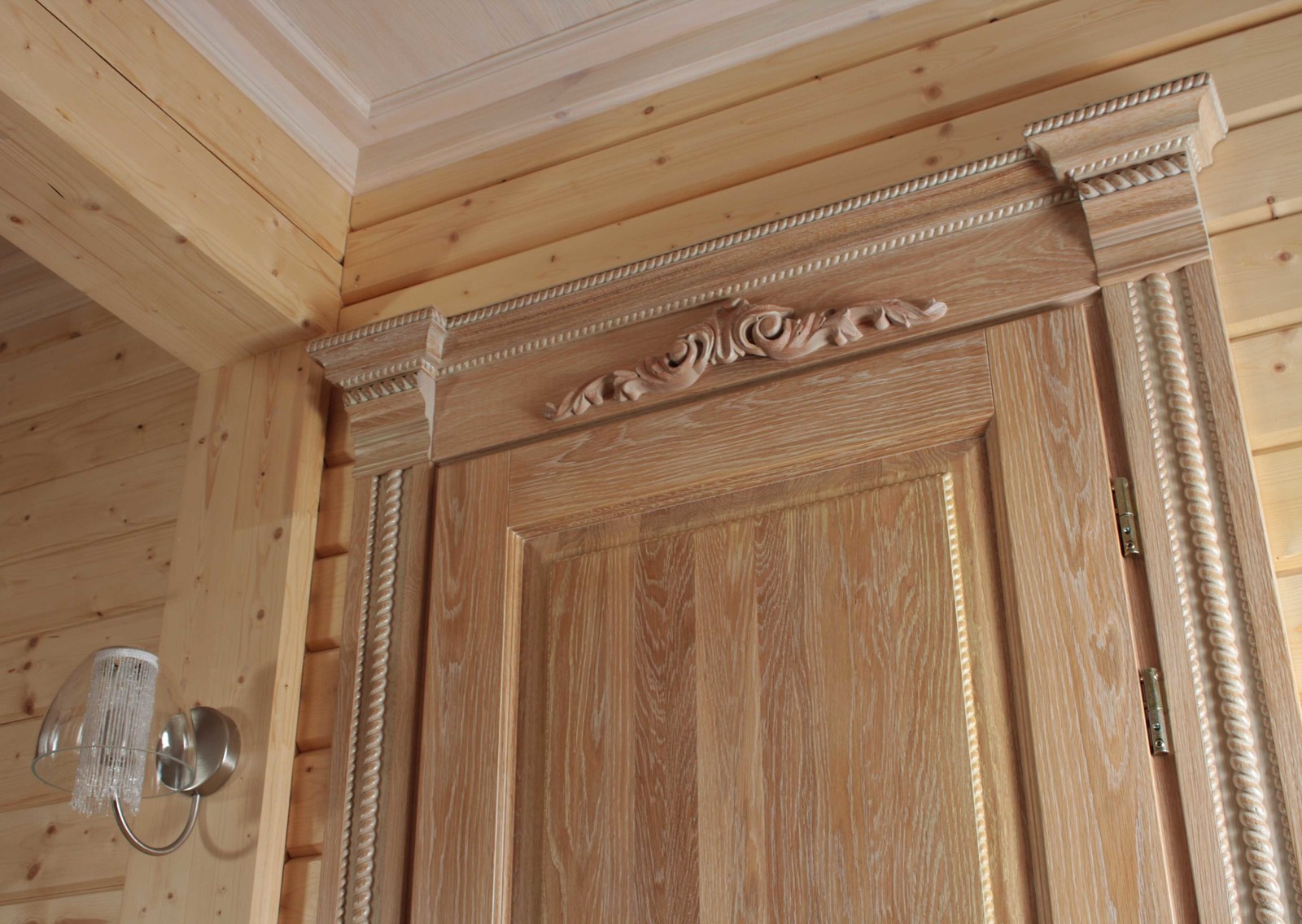 Двери из массива дуба в загородный коттедж