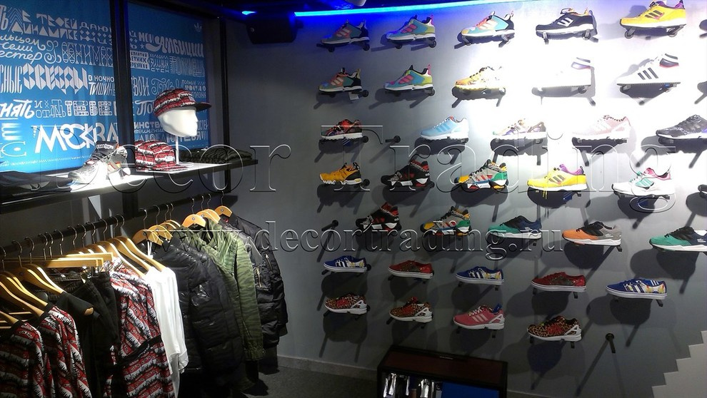 Фирменный магазин Adidas.