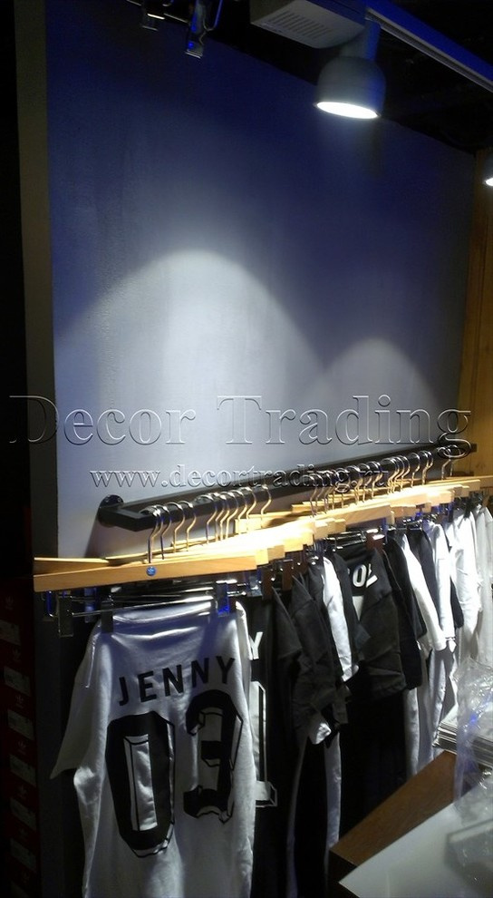 Фирменный магазин Adidas.