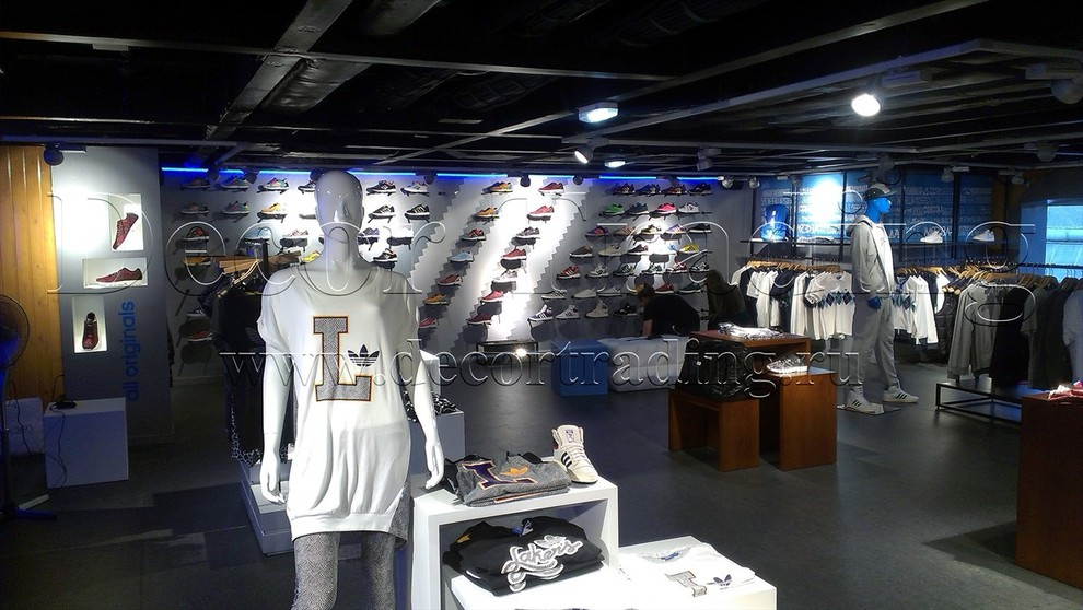 Фирменный магазин Adidas.