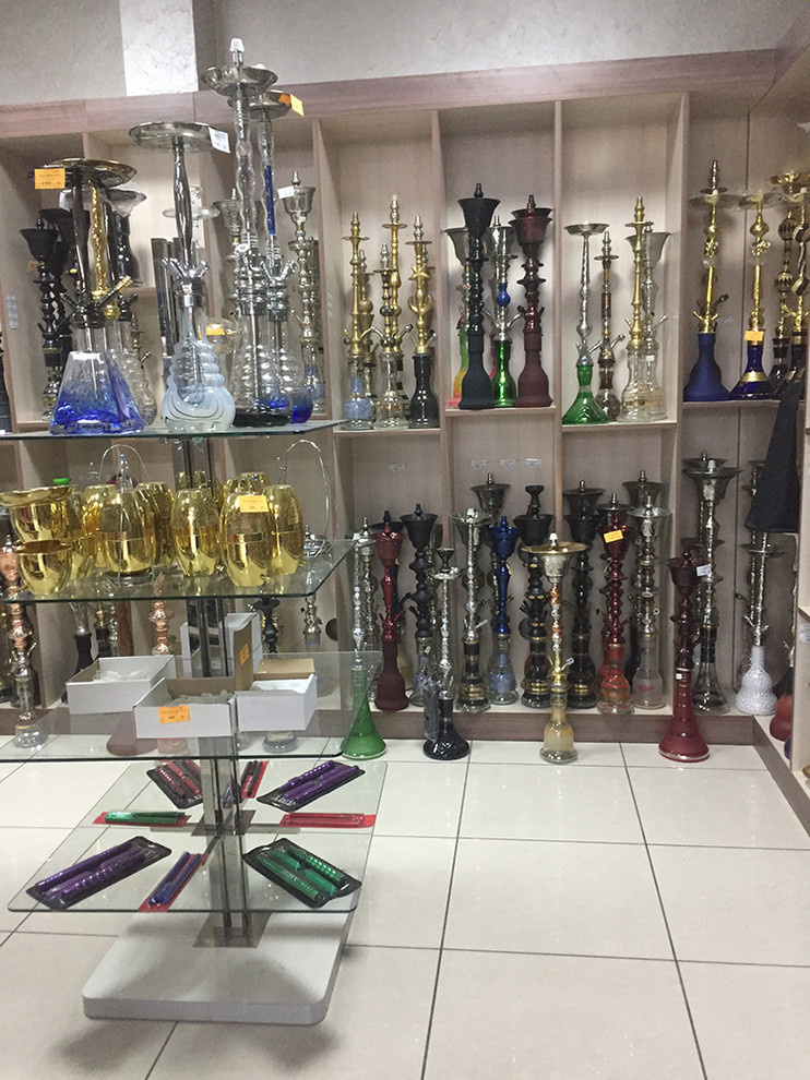 Интерьер магазина кальянов и lounge cafe