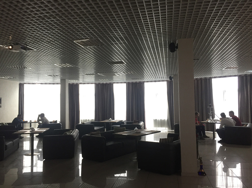 Интерьер магазина кальянов и lounge cafe