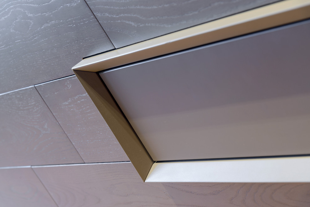 Лаунж-зона у окна из массива дуба