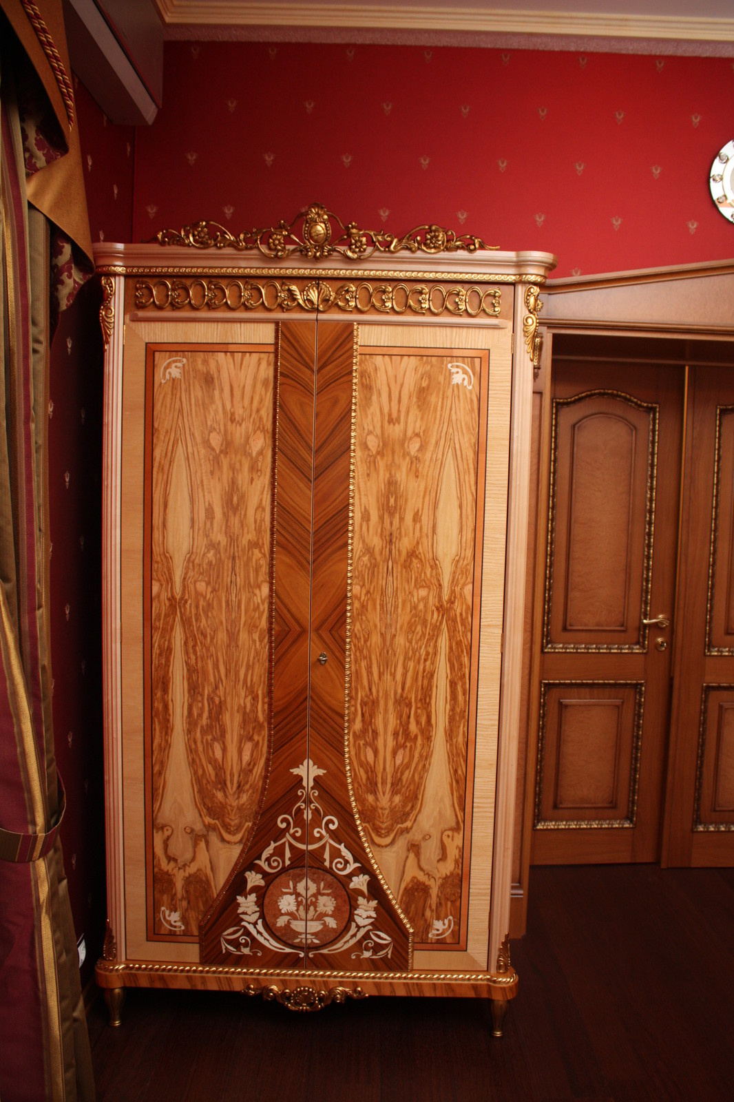 Шкафы и тумбы