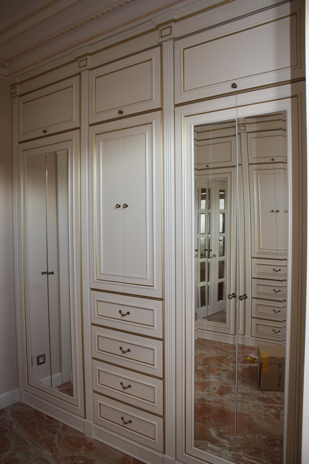 Шкафы и тумбы