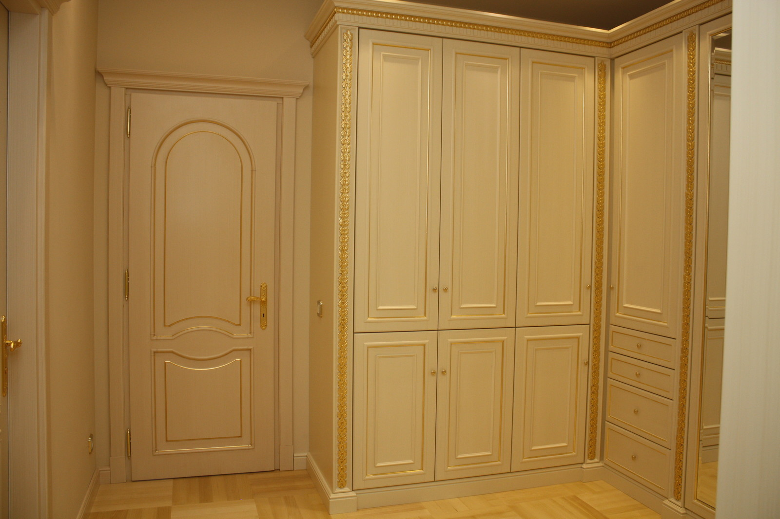 Шкафы и тумбы