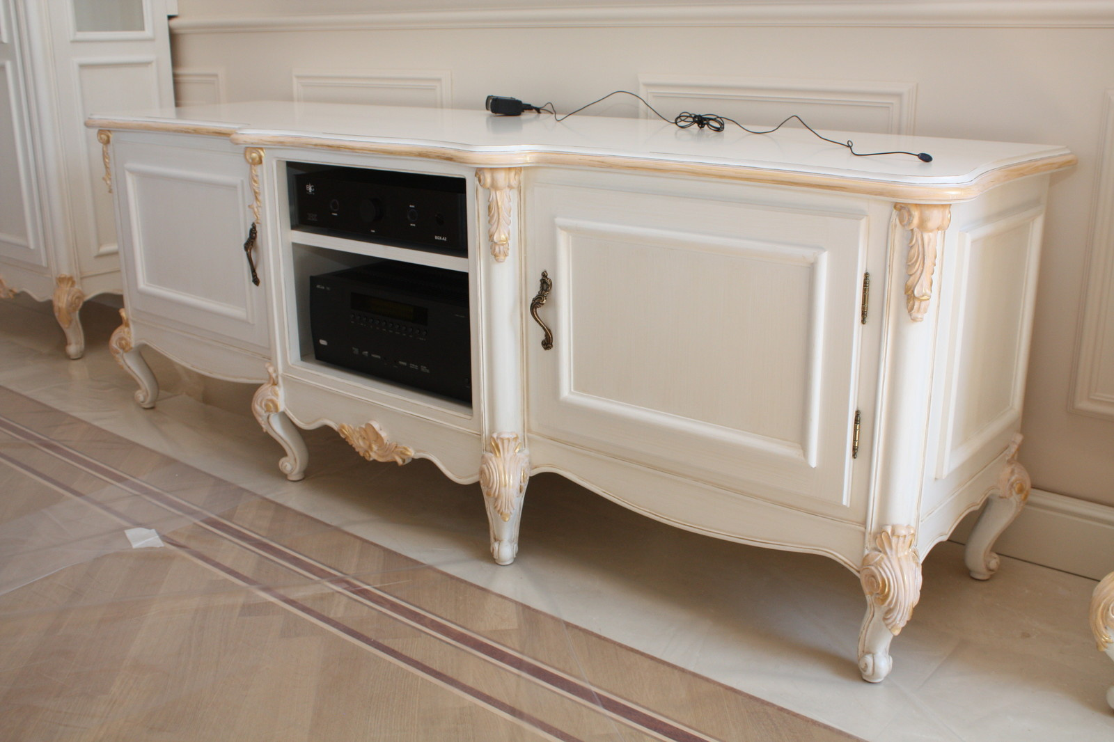 Шкафы и тумбы