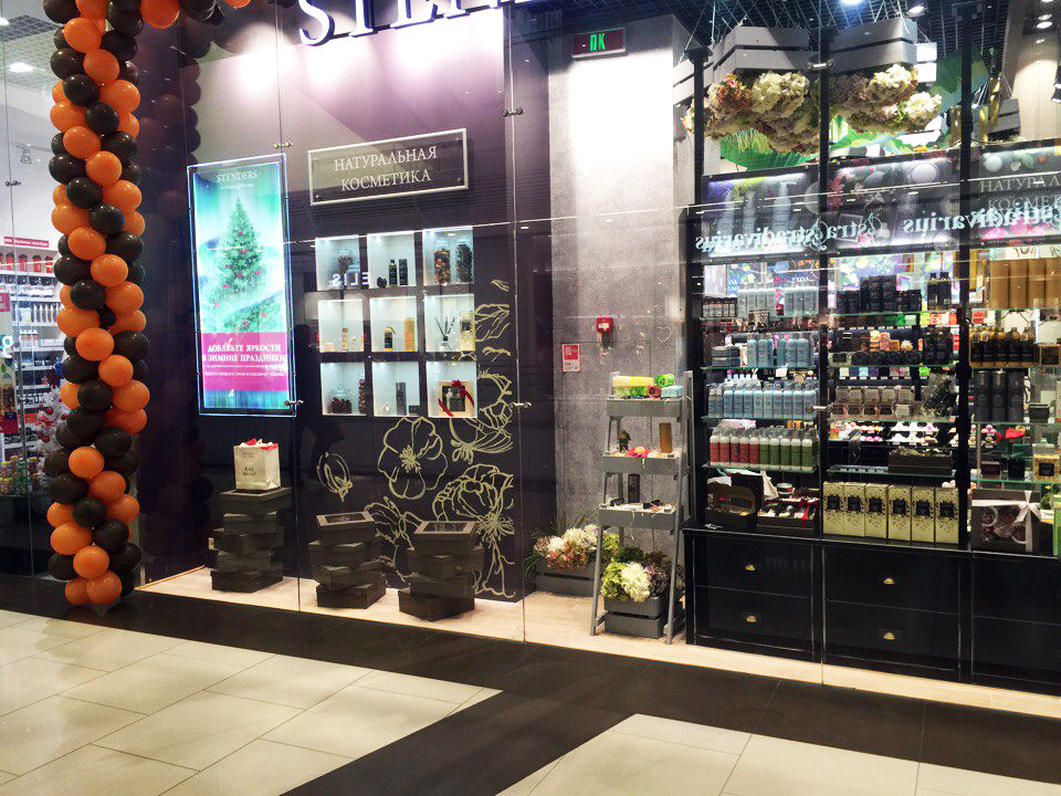 Оформление стен магазина Stenders в торговом центре