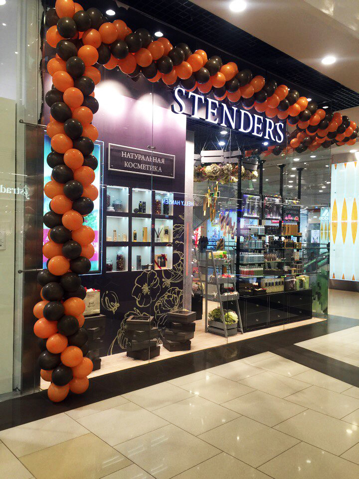 Оформление стен магазина Stenders в торговом центре