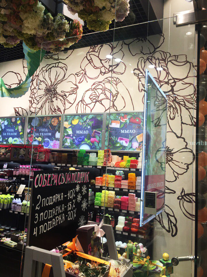 Оформление стен магазина Stenders в торговом центре