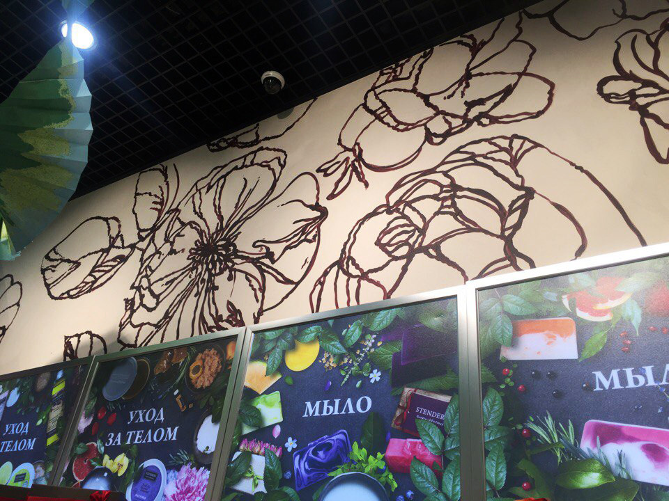 Оформление стен магазина Stenders в торговом центре