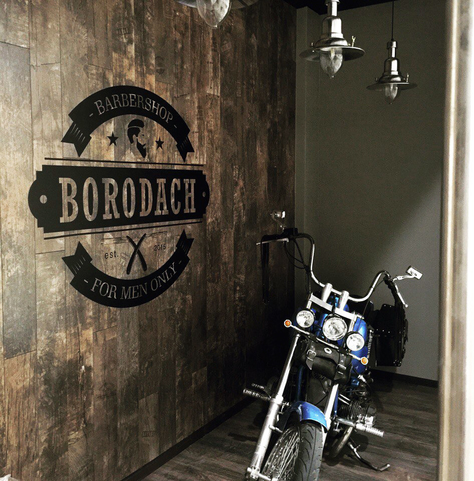 Оформление пленкой стен в салоне барбершопа «BORODACH»