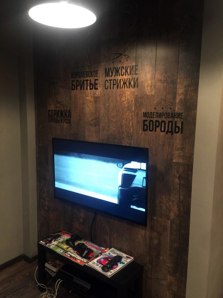 Оформление пленкой стен в салоне барбершопа «BORODACH»