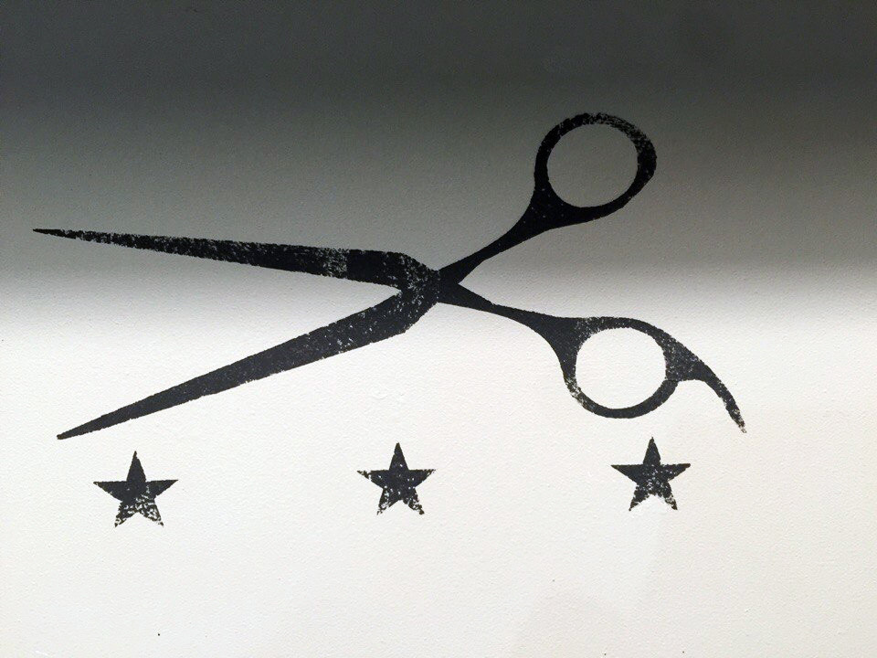 Оформление пленкой стен в салоне барбершопа «BORODACH»