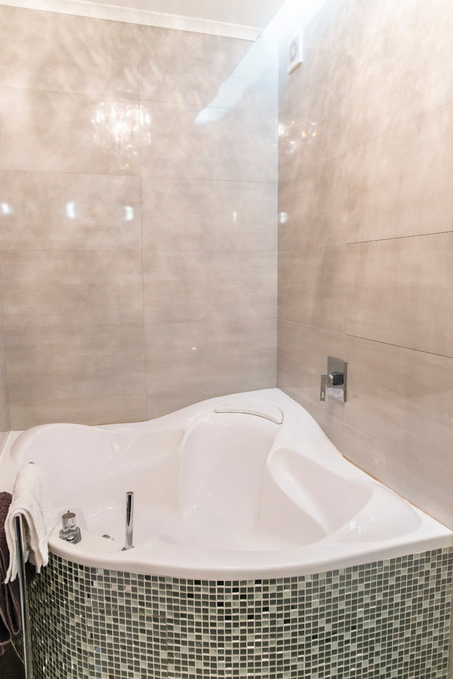 Угловая ванна с экраном из зеркальной мозайки