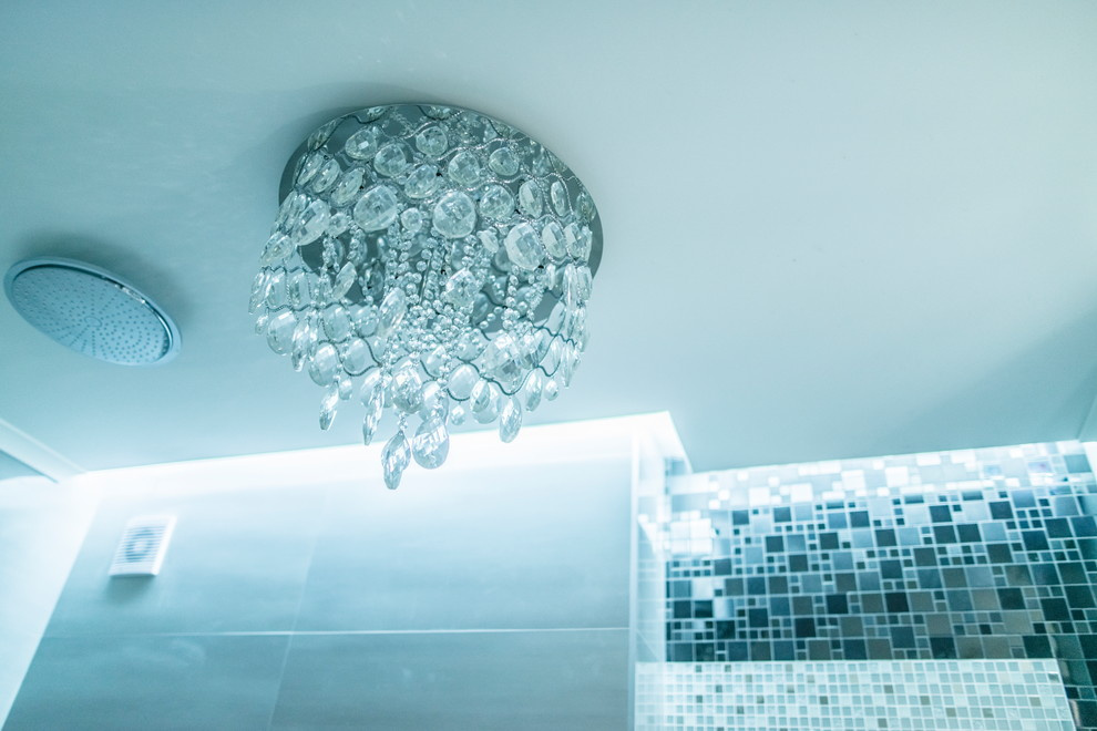 Люстры в ванной комнате