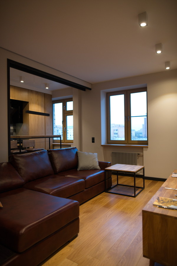 Вид на гостиную-кухню из корридора