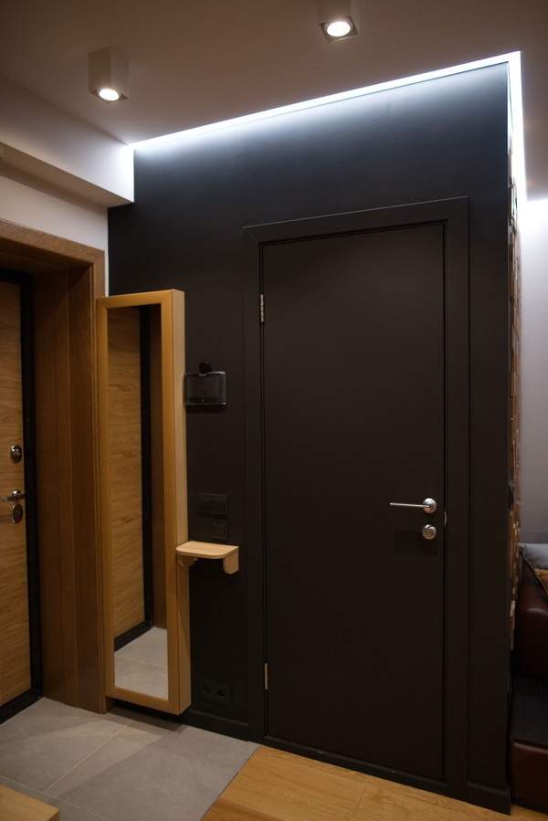 Вид из коридора на вход в ванную