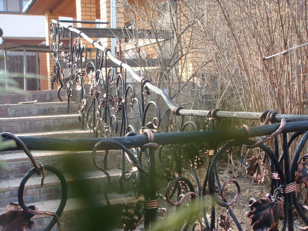 Кованые ограждения в саду, г. Звенигород