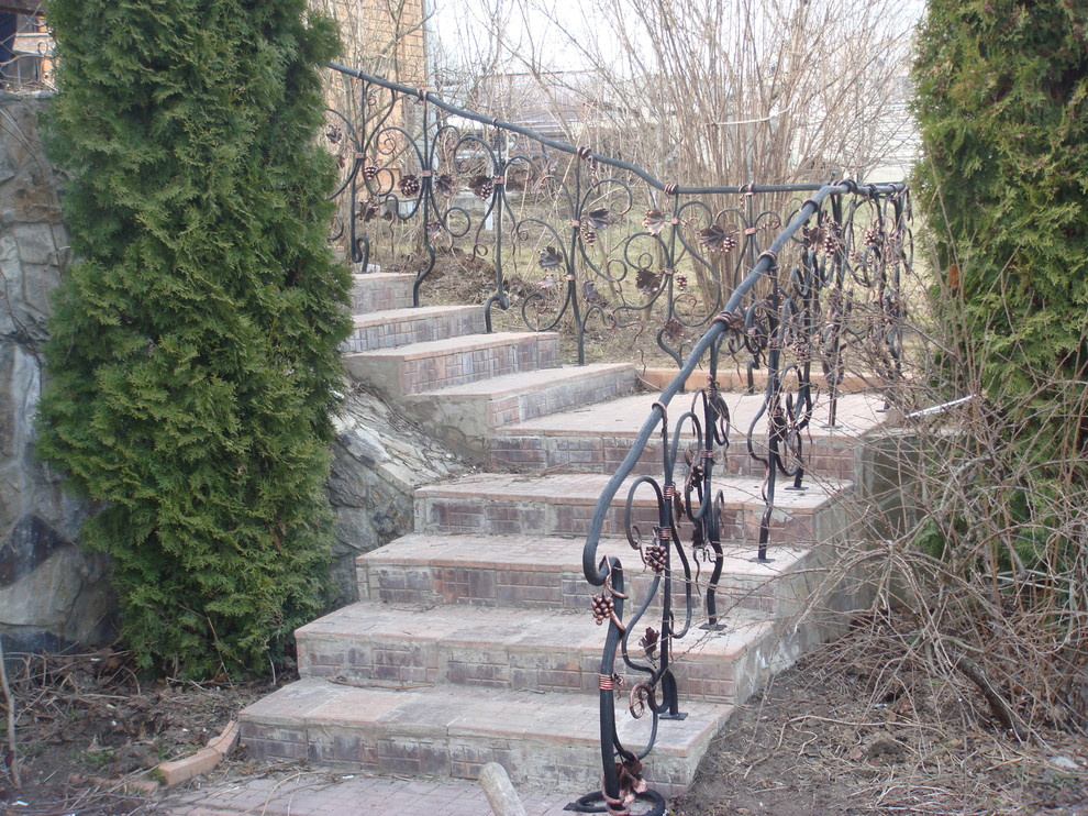 Кованые ограждения в саду, г. Звенигород