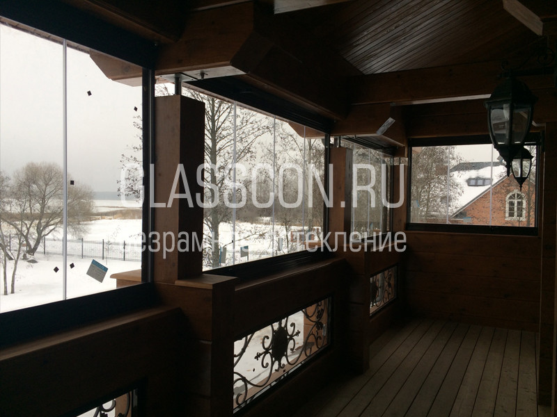 Безрамное остекление в загородном доме