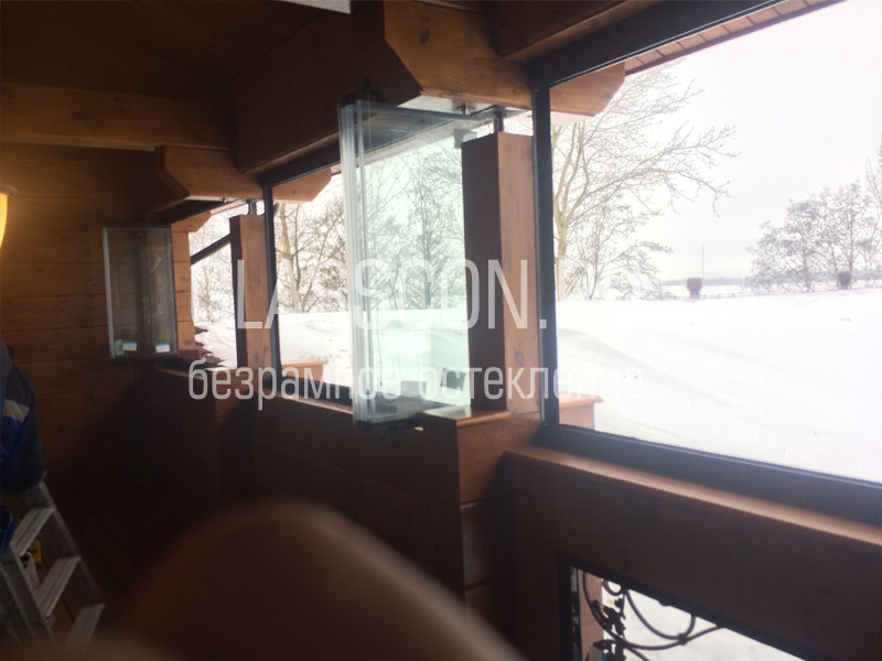 Безрамное остекление в загородном доме