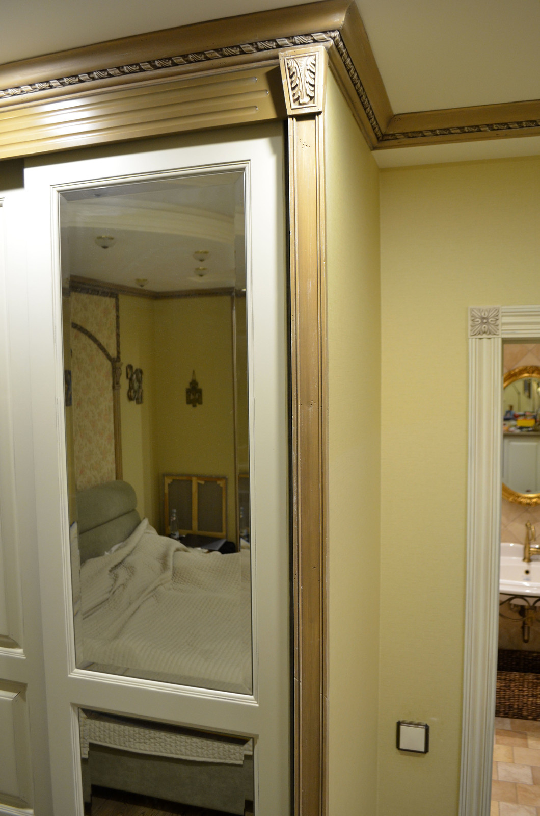 Ниша с карнизом