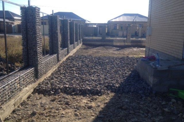 Создание забора из габионов-пергонов и  патио с мангалом.