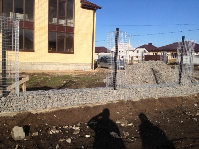 Создание забора из габионов-пергонов и  патио с мангалом.