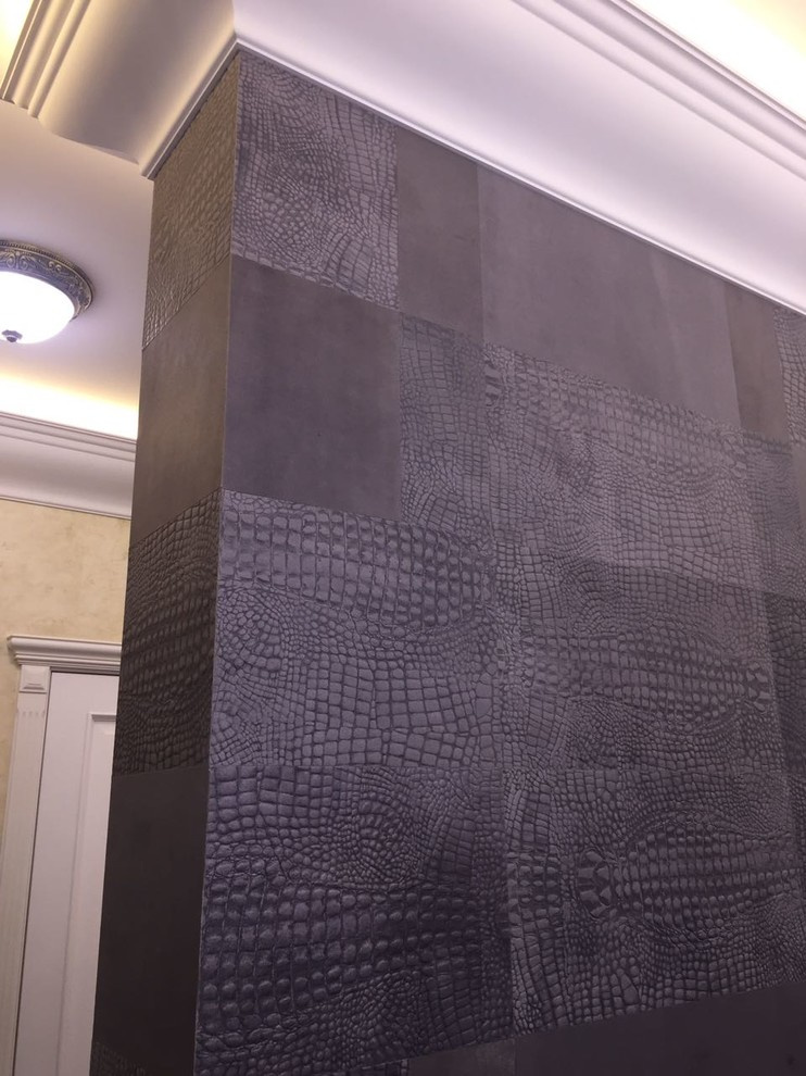 Биокамин в отделке кожаной плиткой