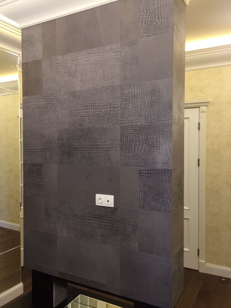 Биокамин в отделке кожаной плиткой