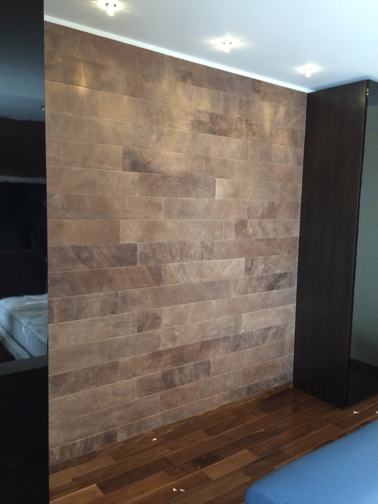 Кожаные панели на стене за кроватью