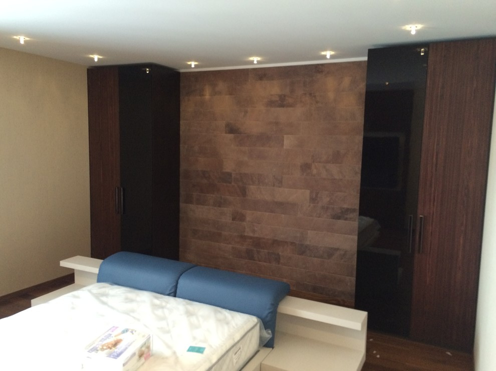 Кожаные панели на стене за кроватью