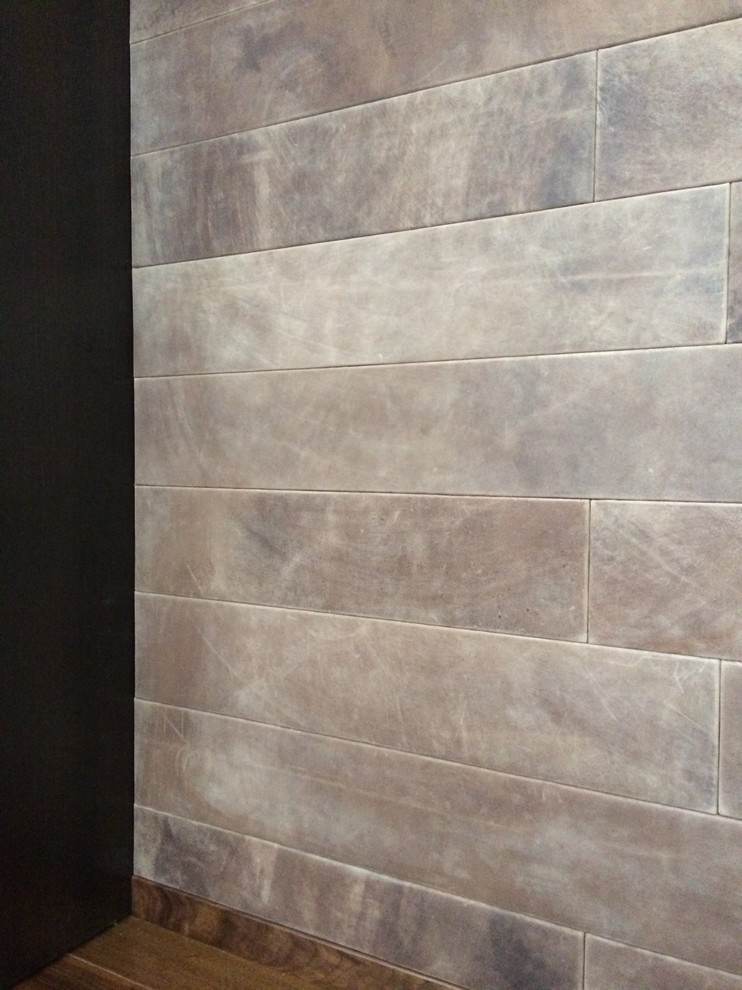 Кожаные панели на стене за кроватью