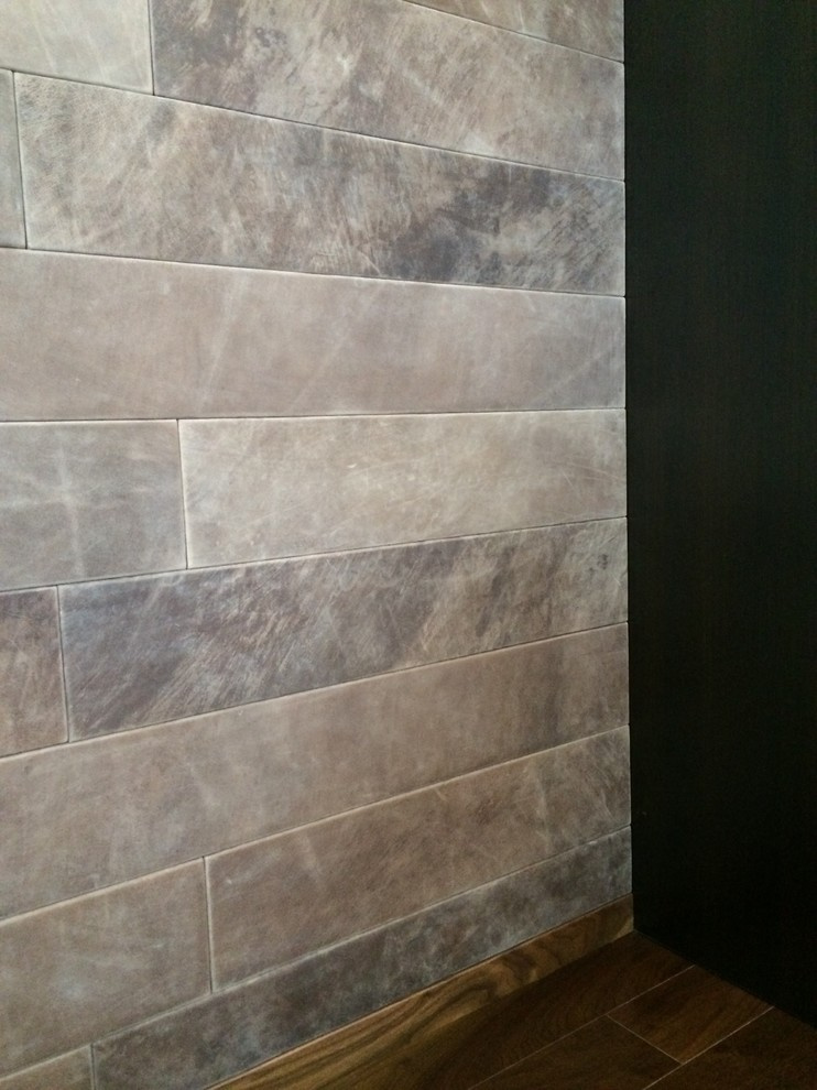 Обложка проекта: Кожаные панели на стене за кроватью