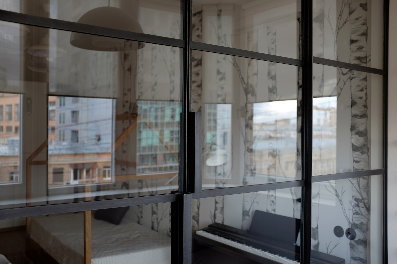 Перегородки из чёрного металла и стекла