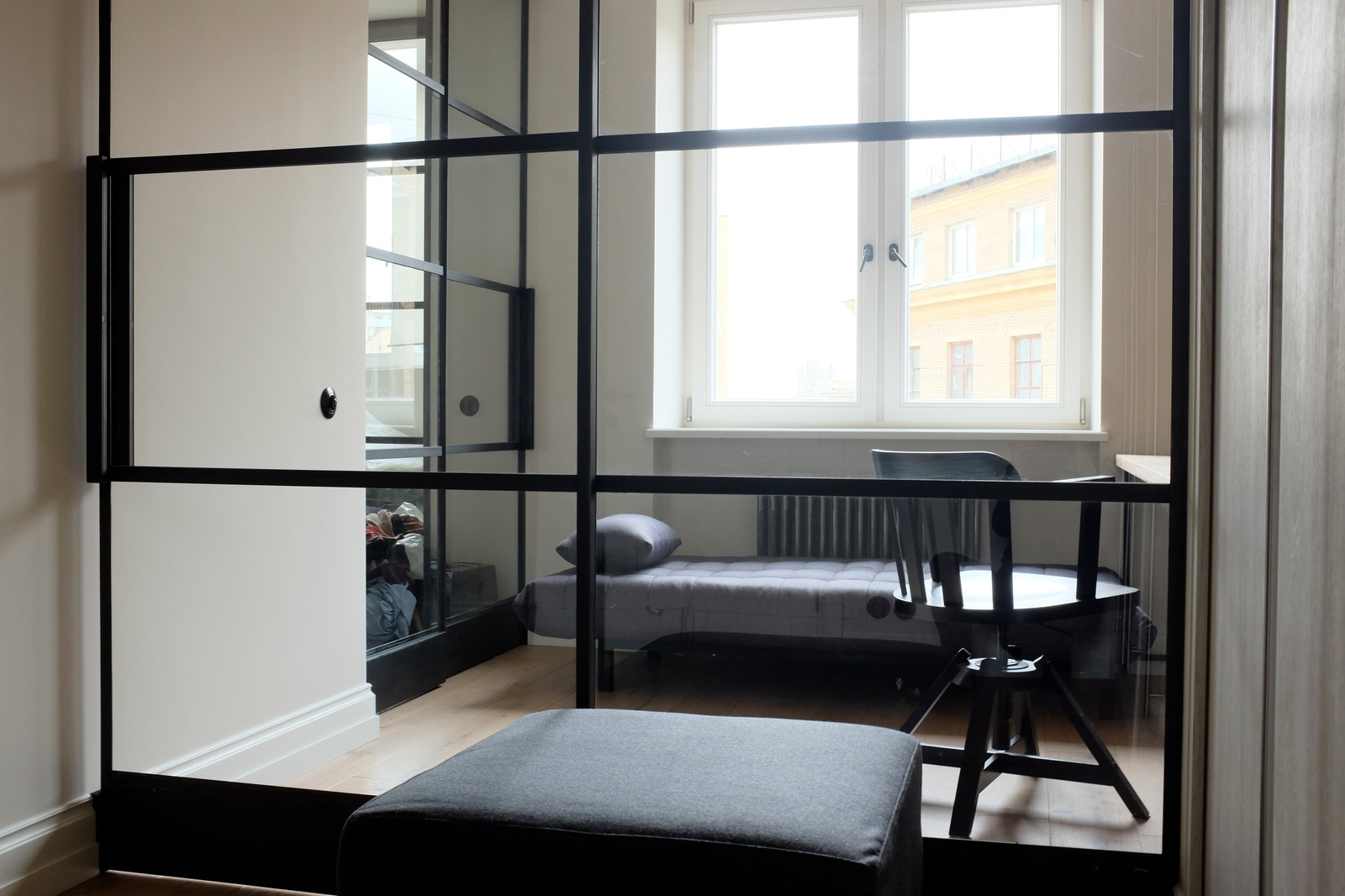 Перегородки из чёрного металла и стекла