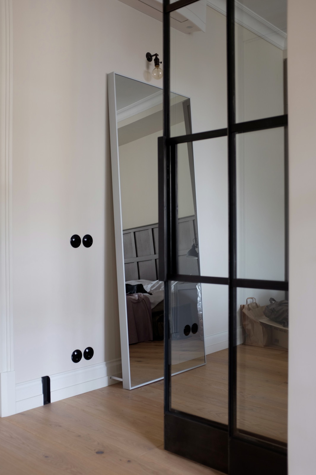 Перегородки из чёрного металла и стекла