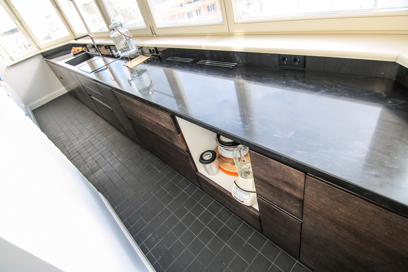 Нестандартная кухня в современном стиле из темного дуба