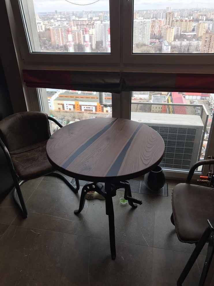 Круглый стол из карагача с речкой