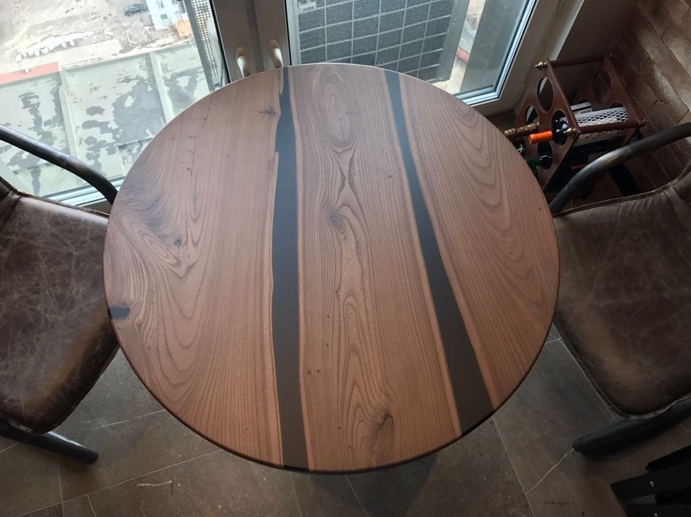 Круглый стол из карагача с речкой