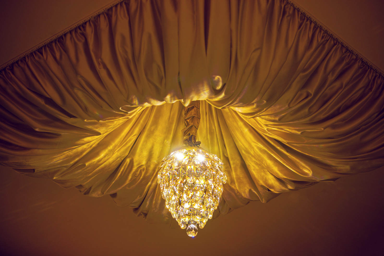 Оформление потолка текстилем