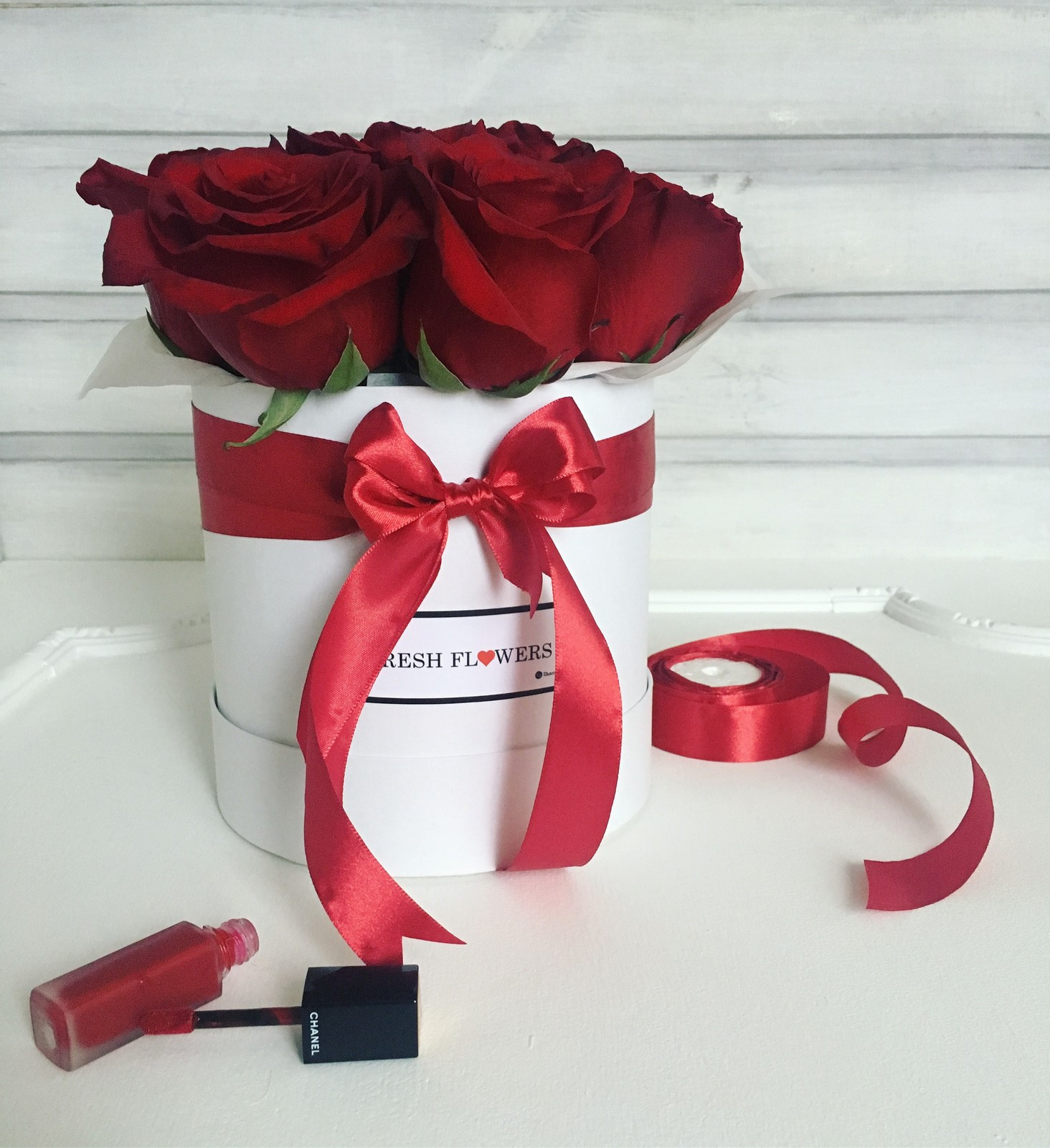 Алые розы в шляпных коробках
