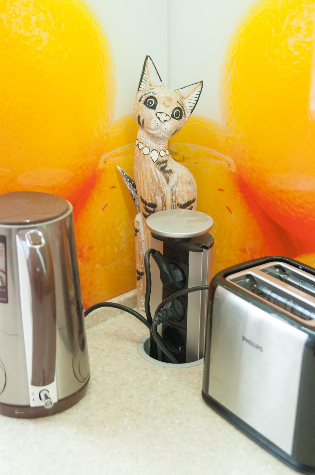 Апельсиновая кухня в панельном доме