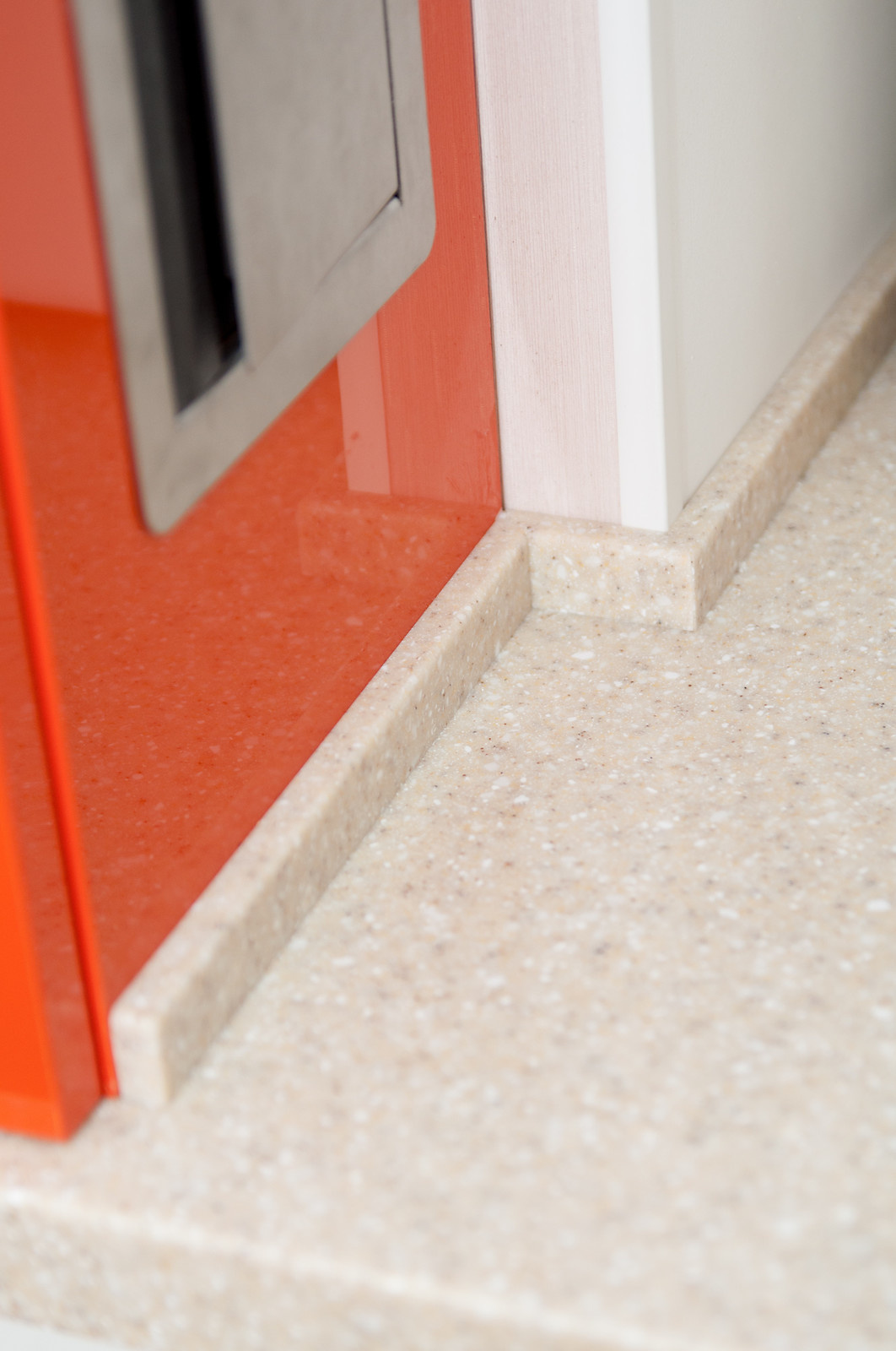 Апельсиновая кухня в панельном доме