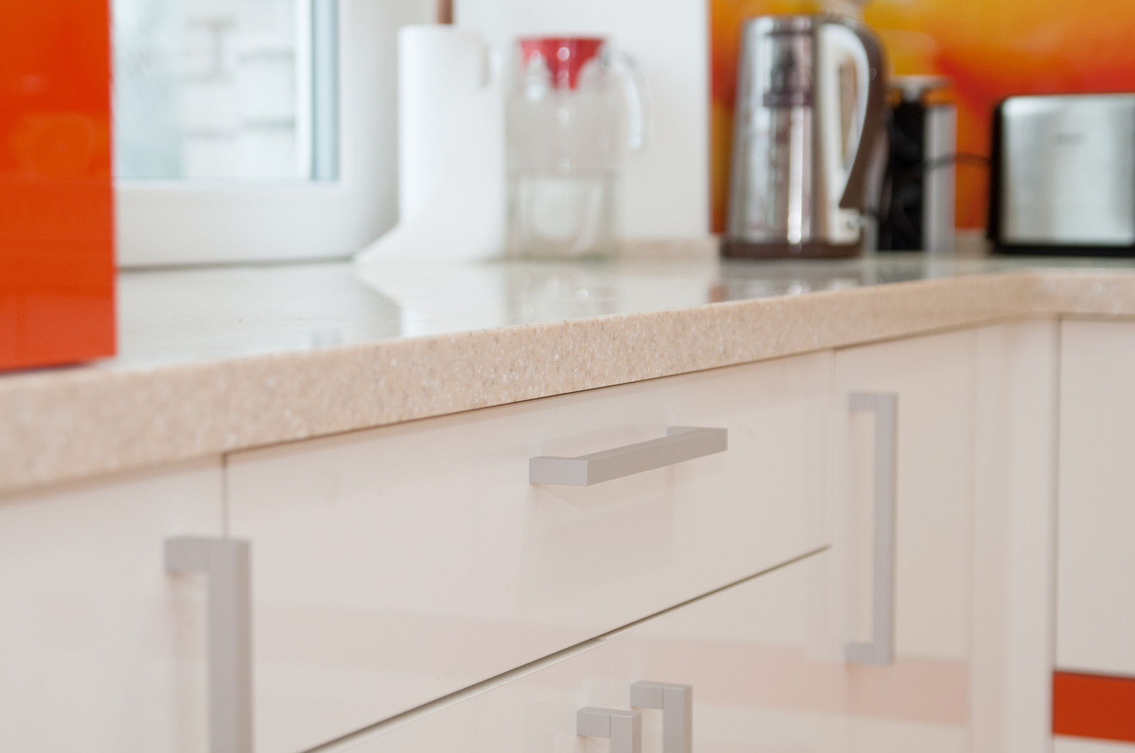 Апельсиновая кухня в панельном доме