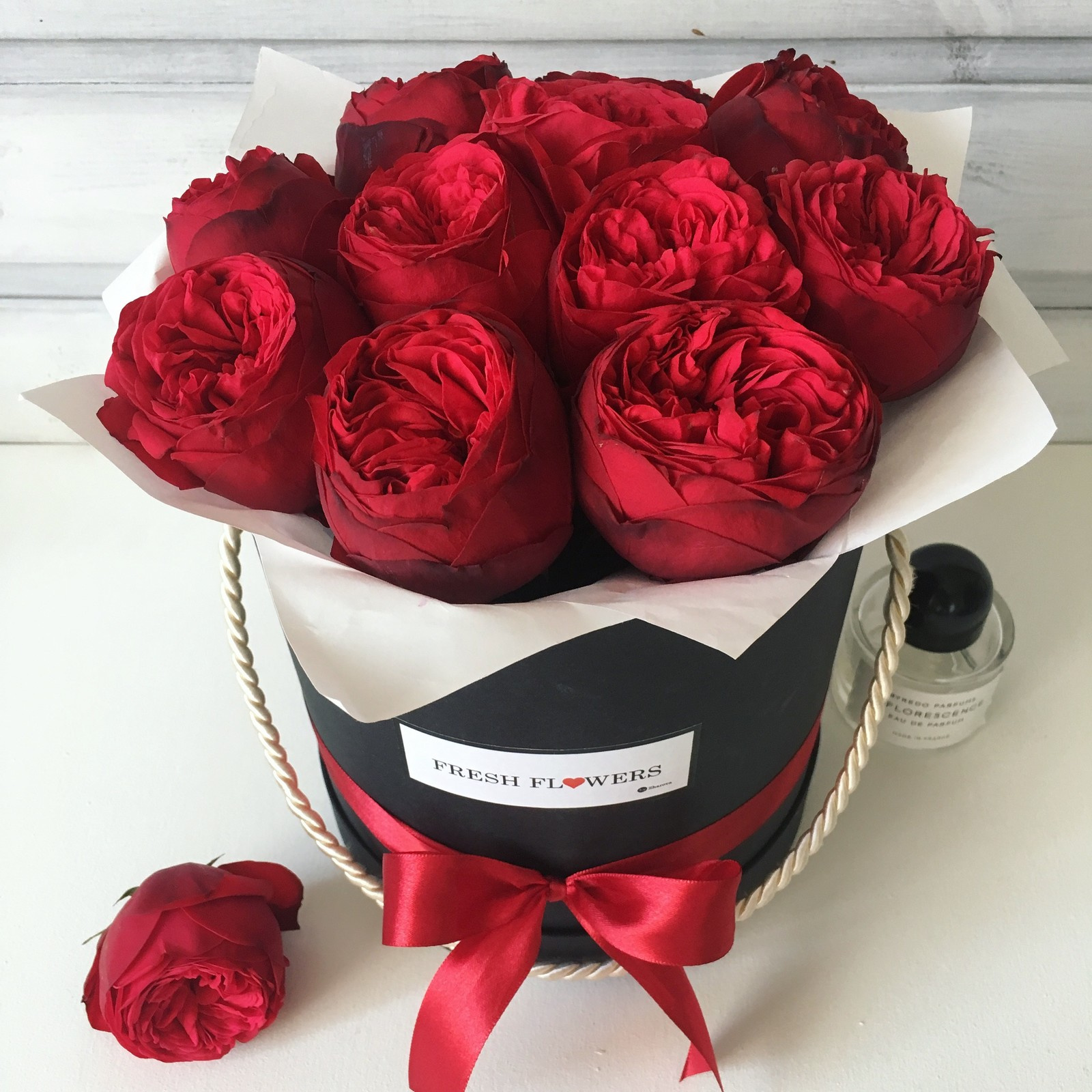 Алые розы в шляпных коробках