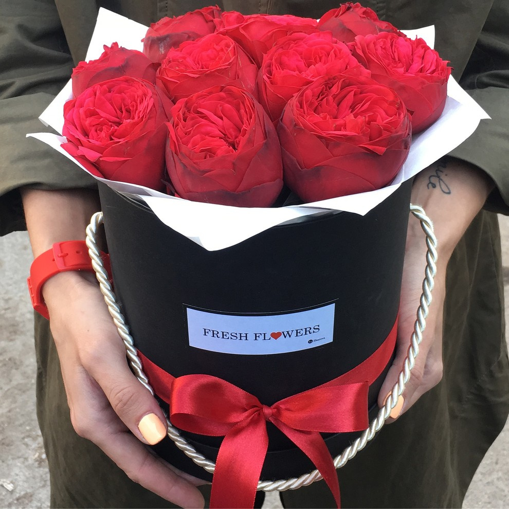 Алые розы в шляпных коробках